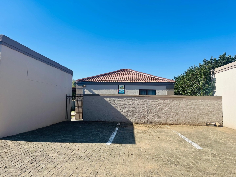 2 Bedroom Property for Sale in Langenhovenpark Free State